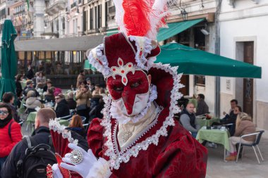 Carnevale di Venezia, İtalya 'da düzenlenen ve maskeleri, kostümleri ve halka açık kutlamalarıyla bilinen iki haftalık ünlü bir festivaldir..