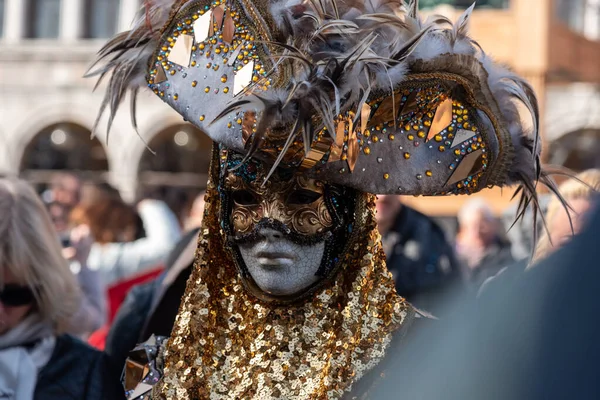 Venedik, İtalya - 30 Şubat, 2017 Venedik 'te maskeli ve maskeli kimliği belirsiz kişi, İtalya.