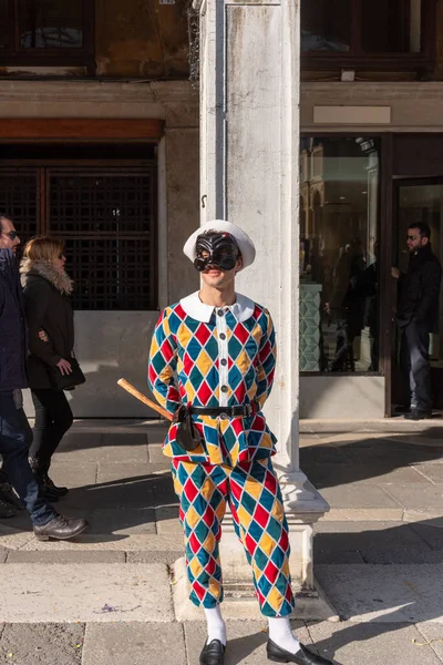 Milan, İtalya - 25 Şubat: Milano moda haftası boyunca gösteri binasının dışında sokakta bir adam var.