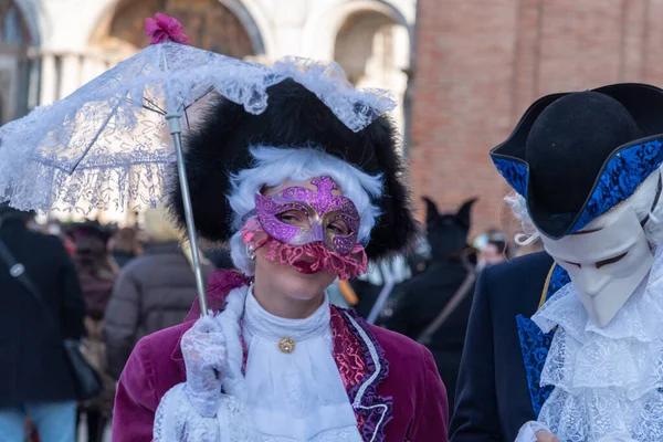 Maskeli ve maskeli insanlar Verona şehrinin sokaklarında, İtalya.