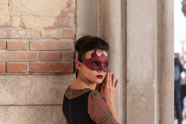 Venedik Karnavalı İtalya 'da iki haftalık ünlü bir festivaldir. Özenle hazırlanmış maskeleri, kostümleri ve halka açık kutlamalarıyla bilinir..