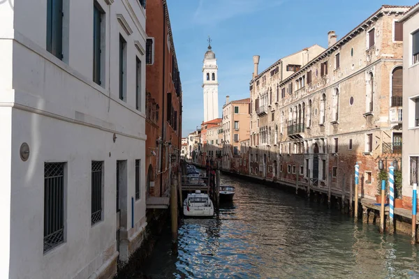 Venedik Karnavalı İtalya 'da iki haftalık ünlü bir festivaldir. Özenle hazırlanmış maskeleri, kostümleri ve halka açık kutlamalarıyla bilinir..