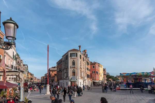 Carnevale di Venezia, İtalya 'da düzenlenen ve maskeleri, kostümleri ve halka açık kutlamalarıyla bilinen iki haftalık ünlü bir festivaldir..