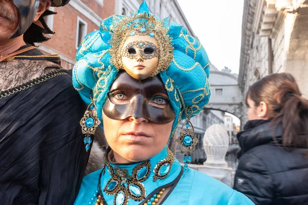 Carnevale di Venezia, İtalya 'da düzenlenen ve maskeleri, kostümleri ve halka açık kutlamalarıyla bilinen iki haftalık ünlü bir festivaldir..