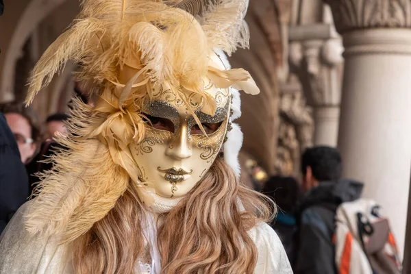 Carnevale di Venezia, İtalya 'da düzenlenen ve maskeleri, kostümleri ve halka açık kutlamalarıyla bilinen iki haftalık ünlü bir festivaldir..
