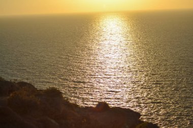 Güneşin ön planda olduğu güzel bir deniz batımı görüntüsü.