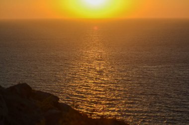 Denizin üzerinde güzel bir gün batımı