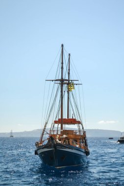 Denizde yelkenli teknesi
