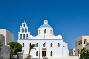 Oia, Santorini ve Yunanistan 'daki bayanın kilisesinin manzarası.