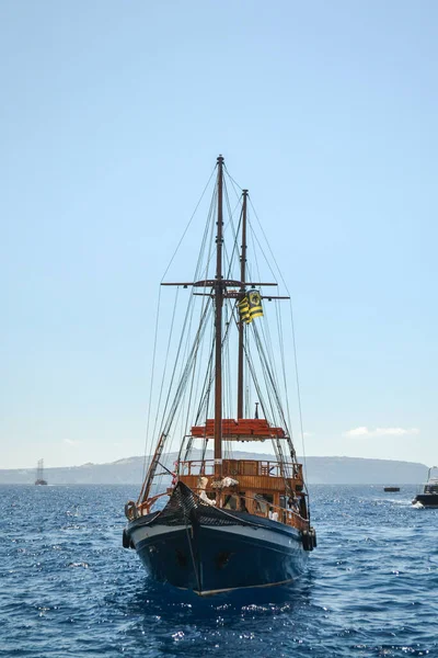 Denizde yelkenli teknesi