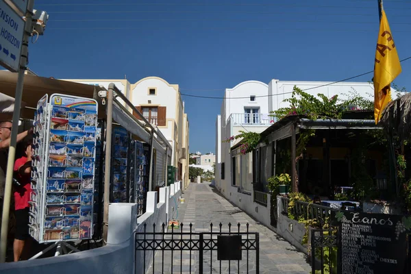 Mykonos, Greece - 16 Ağustos, 2018 Mykonos, Cycla 'daki tipik bir beyaz sokaktan