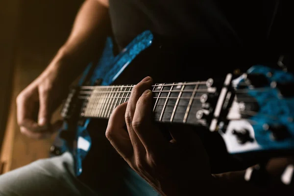 Adam güneş ışığı ile gitar çalmak