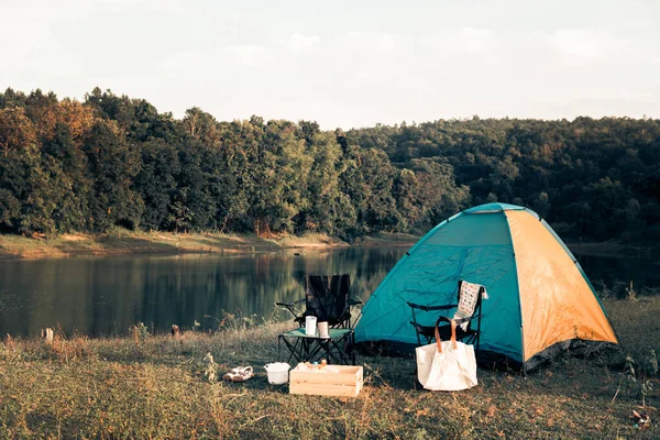 休日と遅い生活の中で休息とリラックスするために設定されたヒップスターキャンプ — ストック写真