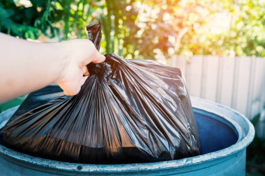 El ele tutuşup çöp kutusuna plastik atıyoruz..