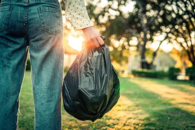 Parkta plastik ve çöp saklayan gönüllü..