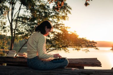 Asyalı liseli kızlar online tablet kullanma konusunda mutlular. seçici ve yumuşak odak.