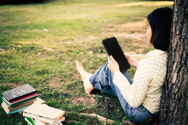 Asiatico Liceo Femminile Felice Utilizzando Tablet Appoggiato Classe Online Messa — Foto Stock