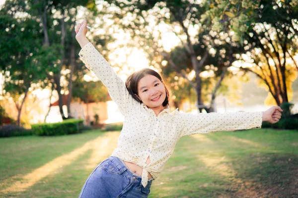 Feliz Adolescente Más Joven Mano Abierta Relajarse Parque —  Fotos de Stock