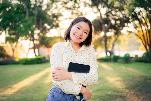 Asiática Femenina Escuela Secundaria Feliz Usando Tableta Inclinado Línea Clase —  Fotos de Stock