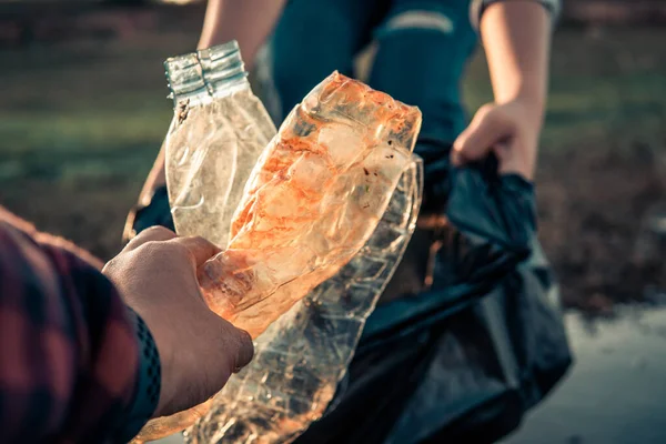 Ludzka Ręka Trzyma Plastikowe Butelki Śmieci Przyrodzie — Zdjęcie stockowe