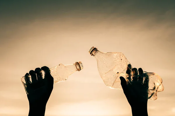 Silueta Humana Mano Manteniendo Botella Plástico Basura Naturaleza — Foto de Stock