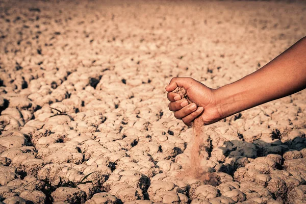 Menselijke Hand Controleren Van Bodem Crack Land Droogte Crisis Van — Stockfoto