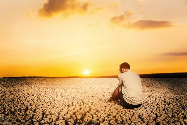 Hombre Triste Tierra Del Crack Sequía Crisis Del Agua Fotos De Stock Sin Royalties Gratis