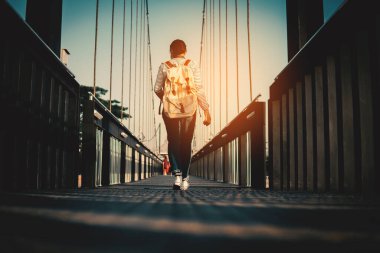 Coronavirüs salgını sırasında sırt çantalı gezgin, güvenli ve sağlık hizmetleri, yeni normal.