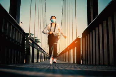 Coronavirüs salgını sırasında sırt çantalı gezgin, güvenli ve sağlık hizmetleri, yeni normal.