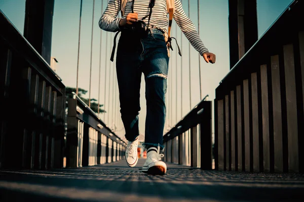 Coronavirüs salgını sırasında sırt çantalı gezgin, güvenli ve sağlık hizmetleri, yeni normal.