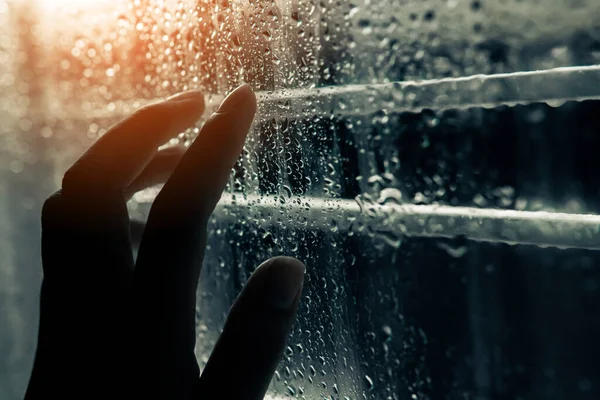 Mano Femenina Tocando Gotitas Agua Ventana Temporada Lluvias Imagen De Stock