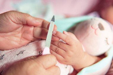 Ebeveyn çocuğun tırnaklarını kesiyor..