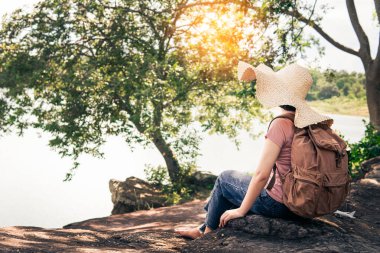 Rahatlatıcı kadın tecritten sonra seyahat eder, tatile çıkar ve hayatımızı yaşarız..