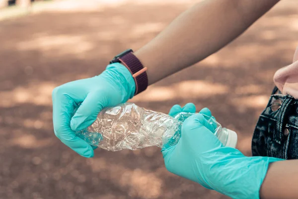 Voluntario Sosteniendo Basura Plástica Limpio Para Deshacerse Los Residuos Correctamente — Foto de Stock