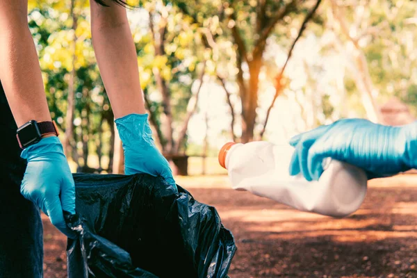 Voluntario Sosteniendo Basura Plástica Limpio Para Deshacerse Los Residuos Correctamente — Foto de Stock