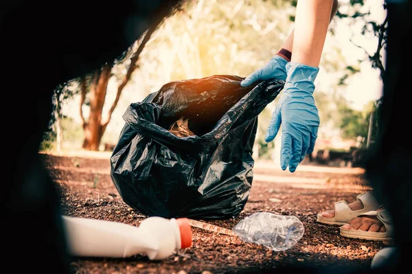 Voluntario Sosteniendo Basura Plástica Limpio Para Deshacerse Los Residuos Correctamente — Foto de Stock