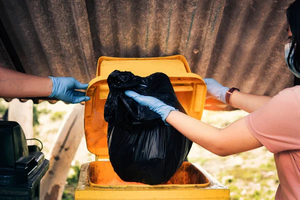 Ehrenamtliche Halten Plastikmüll Sauber Abfall Ordnungsgemäß Entsorgen — Stockfoto