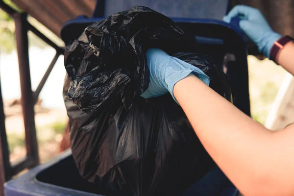 Volontär Som Håller Plastskräp Rent För Att Göra Sig Med — Stockfoto