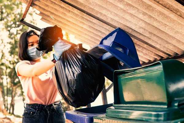 Voluntario Sosteniendo Basura Plástica Limpio Para Deshacerse Los Residuos Correctamente — Foto de Stock