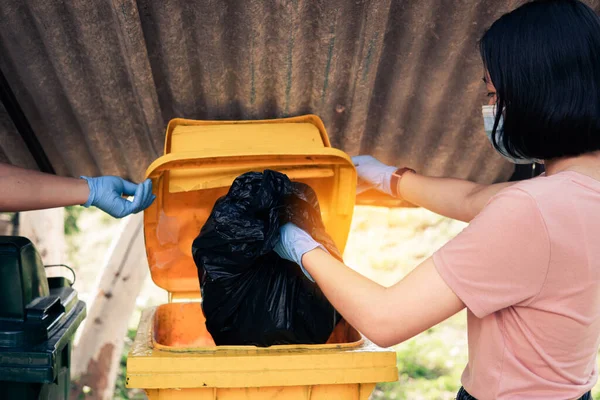 Voluntario Sosteniendo Basura Plástica Limpio Para Deshacerse Los Residuos Correctamente Fotos De Stock