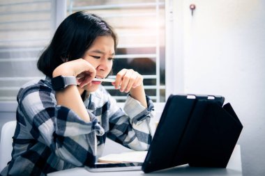 Ev okulunda Asyalı öğrenci çevrimiçi tecrit ve covid 19 salgınından öğreniyor..