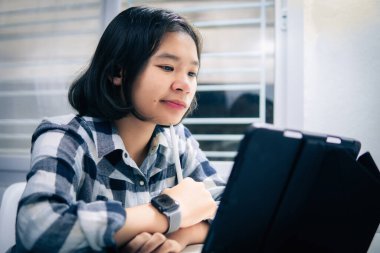 Ev okulunda Asyalı öğrenci çevrimiçi tecrit ve covid 19 salgınından öğreniyor..