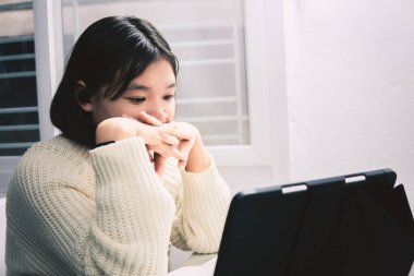 Ev okulunda Asyalı öğrenci çevrimiçi tecrit ve covid 19 salgınından öğreniyor..