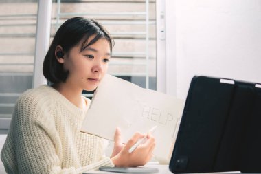 Ev okulunda Asyalı öğrenci çevrimiçi tecrit ve covid 19 salgınından öğreniyor..