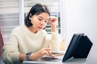 Ev okulunda Asyalı öğrenci çevrimiçi tecrit ve covid 19 salgınından öğreniyor..