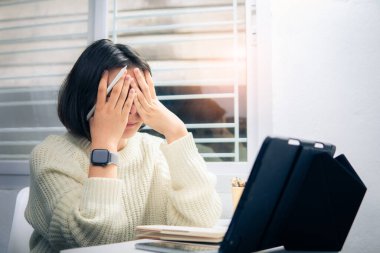 Ev okulunda Asyalı öğrenci çevrimiçi tecrit ve covid 19 salgınından öğreniyor..