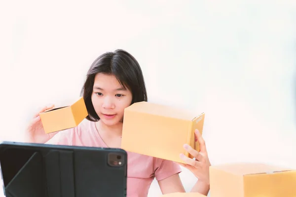 Las Mujeres Más Jóvenes Venden Productos Línea Casa Pequeñas Empresas —  Fotos de Stock