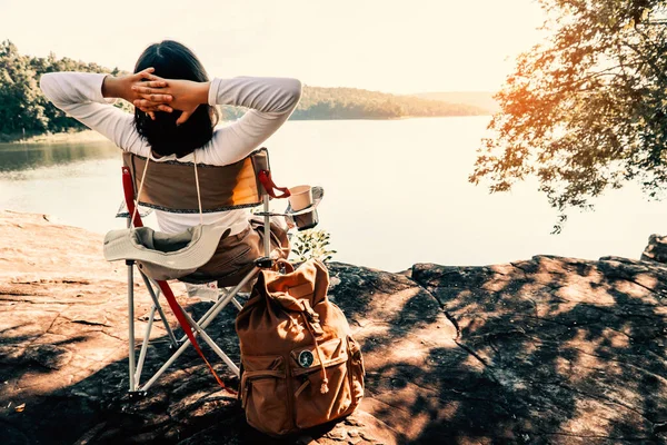 Vrouwen Rusten Camping Stoel Ontspannen Tijd Het Weekend — Stockfoto