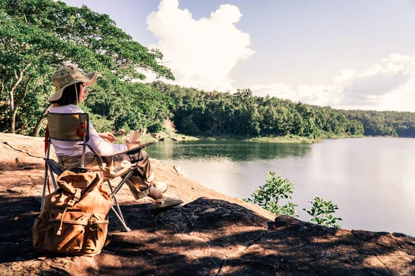 Vrouwen Rusten Camping Stoel Ontspannen Tijd Het Weekend — Stockfoto