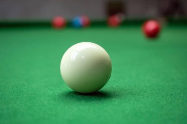 Yeşil masadaki bilardo toplarını kapat. 